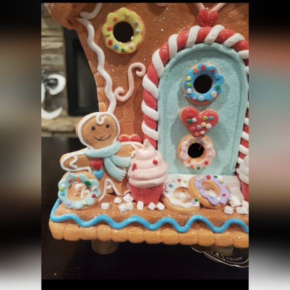 Pastel Cupcake and Gingerbread Man House-NWT - Picture 4 of 9